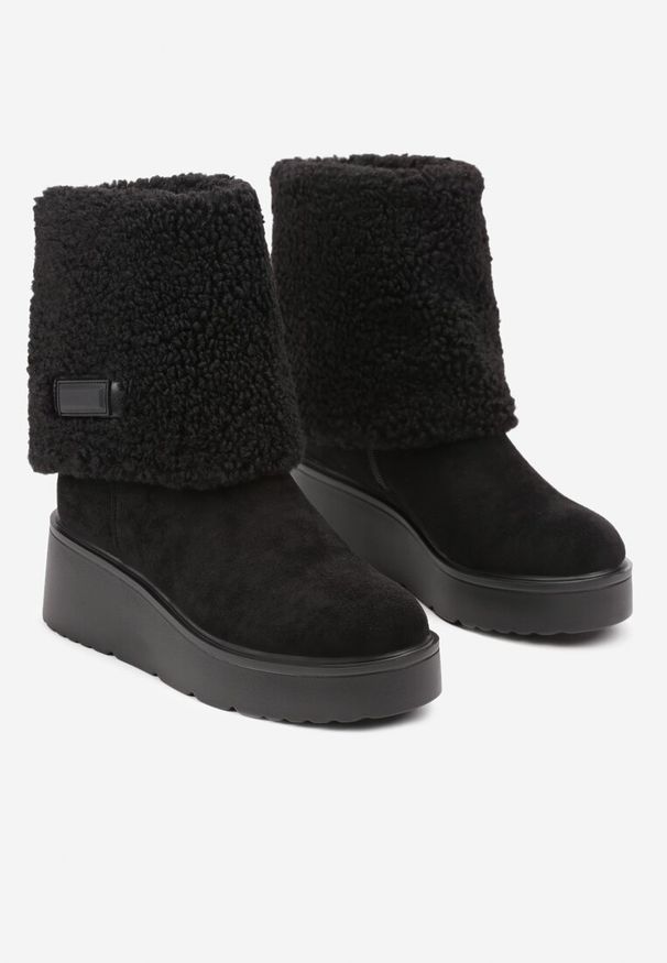 Renee - Czarne Botki na Koturnie Ozdobione Barankiem i Wywiniętą Cholewką Irissinae. Okazja: na co dzień. Kolor: czarny. Materiał: dzianina. Szerokość cholewki: normalna. Wzór: aplikacja. Obcas: na koturnie. Styl: elegancki, casual