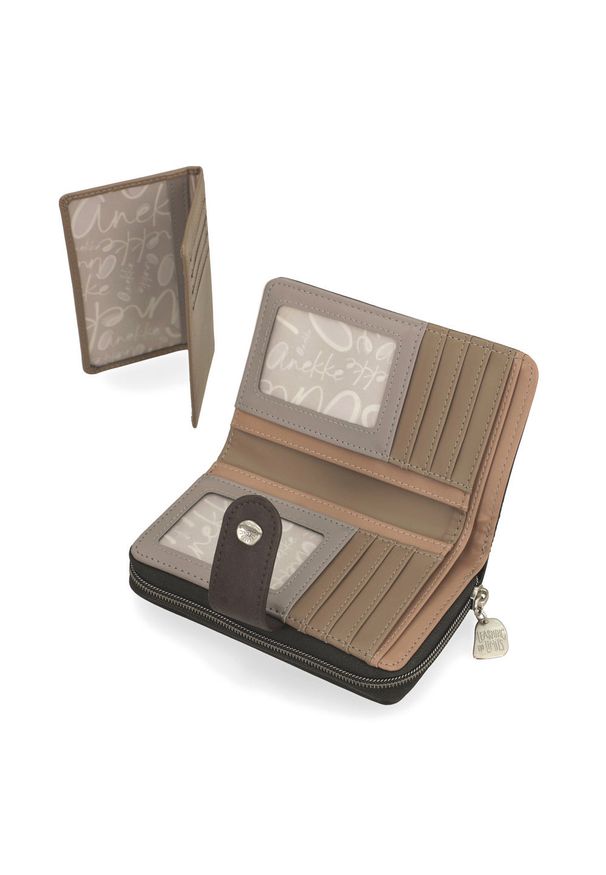 Portfel damski Anekke, z dekoracyjnym nadrukiem i metalowym logo zamykany na klapę wyposażony w przegrody na banknoty kieszeń na monety oraz liczne m. Kolor: brązowy. Wzór: nadruk