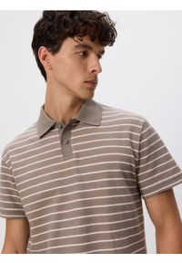 Reserved - Koszulka polo comfort w paski - beżowy. Typ kołnierza: polo. Kolor: beżowy. Materiał: bawełna, dzianina. Wzór: paski #1