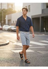 Sinsay - Bawełniane szorty jeansowe - błękitny. Kolor: niebieski. Materiał: jeans, bawełna #1