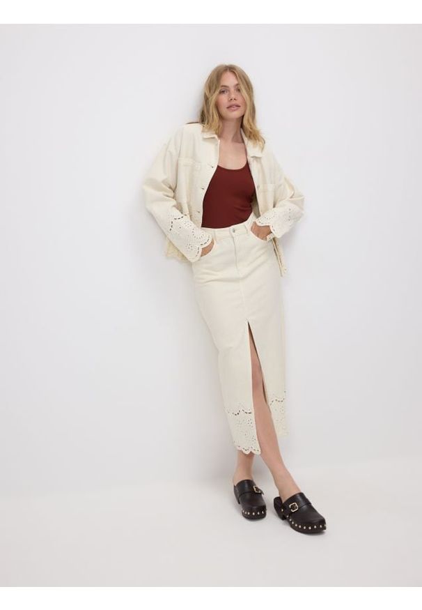 Reserved - Jeansowa spódnica midi - kremowy. Kolor: kremowy. Materiał: jeans