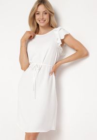 Born2be - Biała Trapezowa Sukienka z Krótkim Rękawem z Falbankami Wiązana Cienkim Paskiem Rissalia. Typ kołnierza: kołnierz z falbankami. Kolor: biały. Długość rękawa: krótki rękaw. Typ sukienki: trapezowe. Styl: klasyczny #1