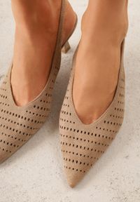 Born2be - Ciemnobeżowe Ażurowe Czółenka VICES na Obcasie Kaczuszka z Odkrytą Piętą Metipise. Okazja: na co dzień. Nosek buta: szpiczasty. Zapięcie: pasek. Kolor: beżowy. Wzór: ażurowy. Materiał: jeans. Obcas: na obcasie. Styl: casual, elegancki, wizytowy. Wysokość obcasa: średni #6