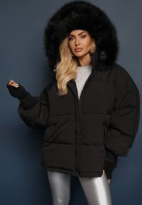 Renee - Czarna Kurtka Oversize z Futrzanym Kapturem Haduni. Kolor: czarny. Materiał: futro. Długość rękawa: długi rękaw. Długość: długie. Wzór: aplikacja. Sezon: zima #5