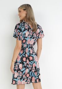 Born2be - Czarno-Różowa Sukienka Mini z Marszczoną Gumką w Pasie i Kopertowym Dekoltem Rhexielle. Okazja: na co dzień. Kolor: czarny. Materiał: tkanina. Wzór: kwiaty. Typ sukienki: kopertowe. Styl: casual. Długość: mini #5