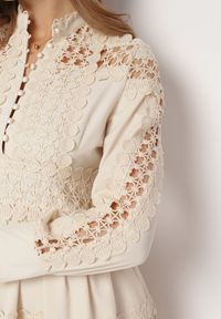 Born2be - Beżowa Sukienka z Koronką i Guzikami przy Dekolcie Thompson. Kolor: beżowy. Materiał: koronka. Wzór: koronka #6