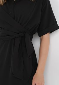 Born2be - Czarna Sukienka Menelous. Kolor: czarny. Typ sukienki: kopertowe, koszulowe. Styl: elegancki. Długość: mini