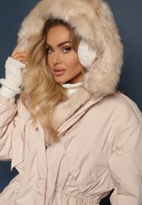 Renee - Beżowa Kurtka Parka Oversize z Futerkiem Horelle. Kolor: beżowy. Materiał: futro. Długość rękawa: długi rękaw. Długość: długie. Wzór: jednolity, gładki, aplikacja. Sezon: jesień, zima. Styl: klasyczny