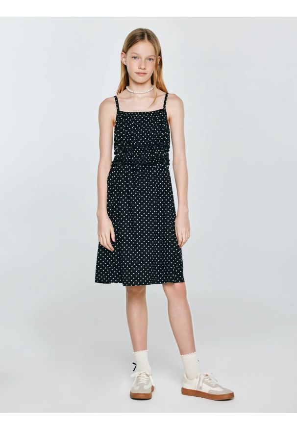 Big-Star - Sukienka dziewczęca na ramiączkach w kropki czarna Mircesi 906. Okazja: na randkę. Typ kołnierza: kołnierz z falbankami. Kolor: czarny. Materiał: wiskoza, żakard. Długość rękawa: na ramiączkach. Wzór: kropki. Sezon: lato. Styl: klasyczny, wakacyjny