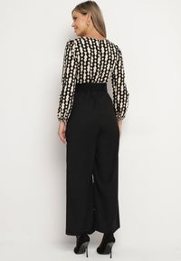 Born2be - Czarno-Beżowy Wzorzysty Kombinezon Kopertowy z Prostymi Nogawkami i Elastycznym Paskiem Tinadorae. Okazja: na co dzień. Kolor: czarny. Materiał: tkanina. Długość rękawa: długi rękaw. Długość: długie. Styl: casual, elegancki #3