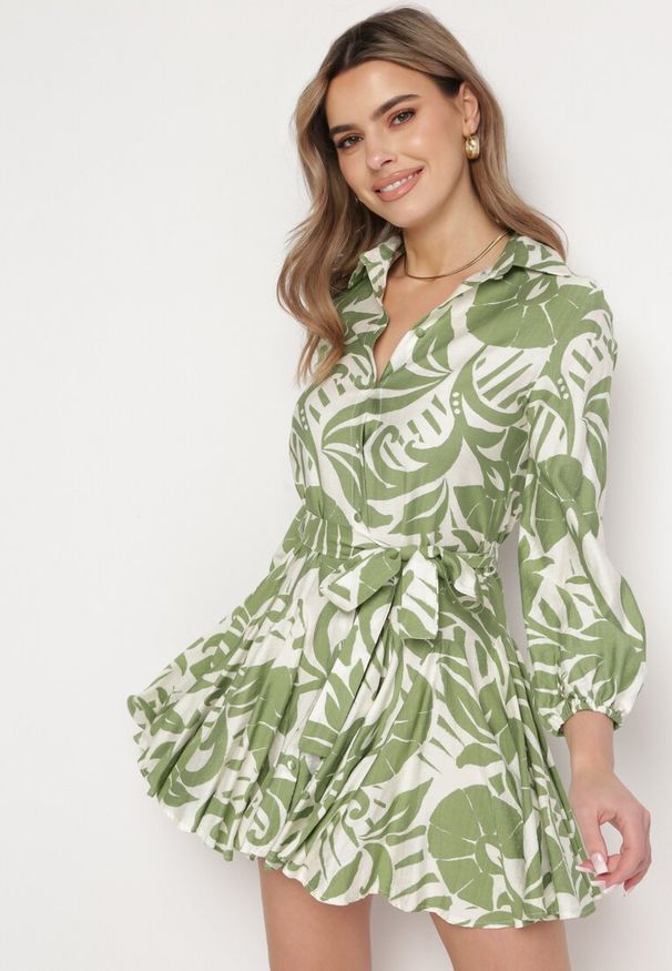 Born2be - Zielona Rozkloszowana Sukienka Mini z Paskiem Zdobiona Abstrakcyjnym Wzorem Frelia. Kolor: zielony. Materiał: materiał. Wzór: aplikacja. Typ sukienki: koszulowe. Długość: mini