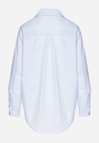 Born2be - Jasnoniebieska Koszula z Bawełny Ozdobiona Naszywkami Katiema. Okazja: na co dzień. Kolor: niebieski. Materiał: bawełna. Wzór: aplikacja. Styl: casual #3