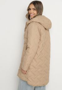 Born2be - Ciemnobeżowa Długa Kurtka Dwustronna z Pikowanymi Przeszyciami i Kapturem Olidia. Okazja: na spacer, na co dzień. Kolor: beżowy. Materiał: dzianina, poliester, jeans, futro. Długość: długie. Styl: casual, elegancki #2