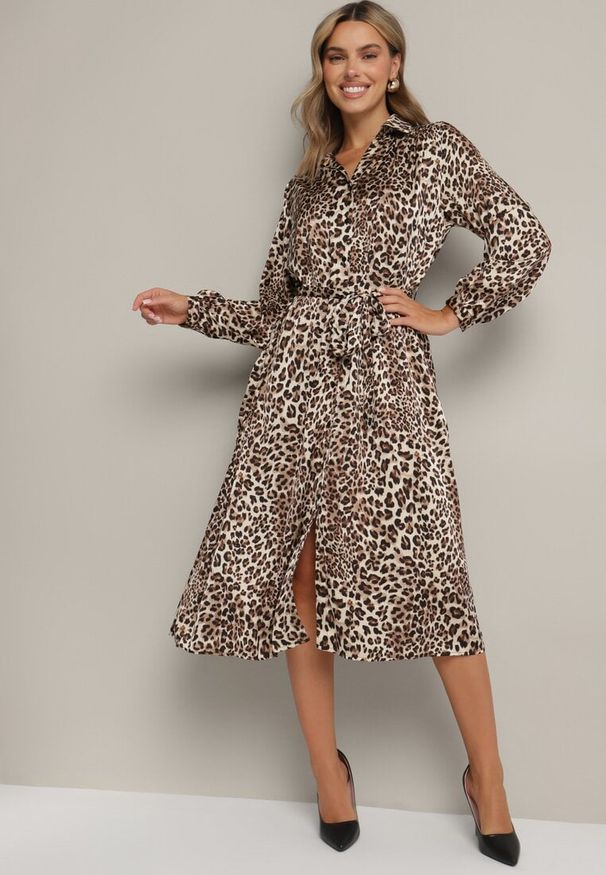 Born2be - Brązowa Sukienka z Wiskozą o Koszulowym Kroju z Wiązanym Paskiem w Panterkę Raivenne. Typ kołnierza: dekolt w kształcie V. Kolor: brązowy. Materiał: wiskoza. Wzór: motyw zwierzęcy. Typ sukienki: koszulowe. Styl: elegancki