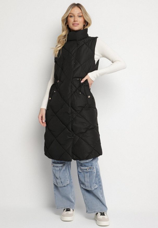 Born2be - Czarna Pikowana Kamizelka o Długim Kroju ze Stójką i Kieszeniami Avatheia. Okazja: na co dzień. Typ kołnierza: kołnierzyk stójkowy. Kolor: czarny. Materiał: jeans. Długość: długie. Wzór: aplikacja. Styl: klasyczny, casual, elegancki