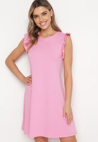 Born2be - Jasnoróżowa Letnia Sukienka Bawełniana z Falbankami Wokół Ramion Sasare. Typ kołnierza: kołnierz z falbankami. Kolor: różowy. Materiał: bawełna. Długość rękawa: krótki rękaw. Wzór: aplikacja. Sezon: lato. Typ sukienki: trapezowe #1