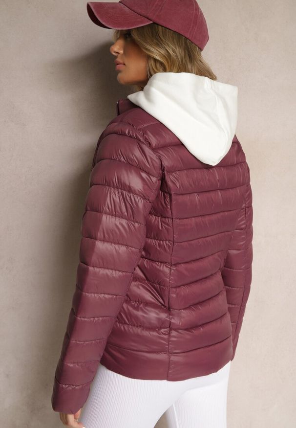 Renee - Bordowa Casualowa Kurtka Ozdobiona Pikowaniem Nelionea. Okazja: na co dzień. Kolor: czerwony. Materiał: jeans. Wzór: aplikacja. Styl: casual