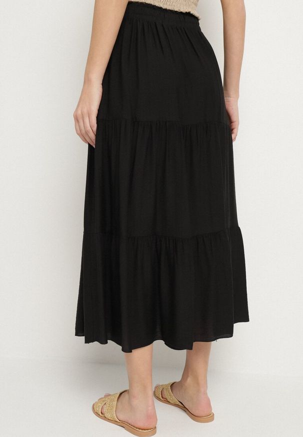 Born2be - Czarna Wiskozowa Spódnica o Rozkloszowanym Kroju z Wiązaniem Elliriele. Okazja: na co dzień. Kolor: czarny. Materiał: wiskoza. Styl: elegancki, casual