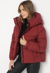 Born2be - Bordowa Pikowana Kurtka Puffer z Kapturem i Kieszonką przy Rękawie Galieana. Okazja: na spacer. Typ kołnierza: kaptur. Kolor: czerwony. Materiał: jeans, dzianina. Styl: sportowy, elegancki #6