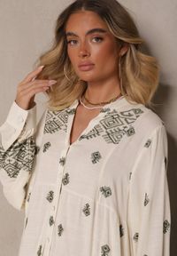 Renee - Biało-Zielona Rozkloszowana Sukienka Ozdobiona Haftem i Wzorem Boho Ronavere. Okazja: na co dzień, na spacer. Typ kołnierza: dekolt w serek. Kolor: biały. Długość rękawa: długi rękaw. Wzór: haft, aplikacja. Sezon: lato, wiosna. Typ sukienki: proste. Styl: boho