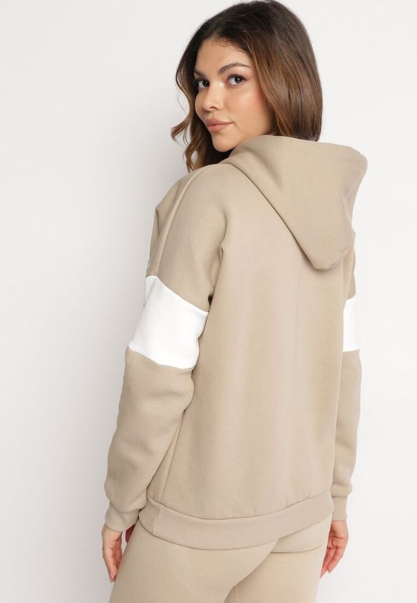 Born2be - Beżowa Bluza z Kapturem i Ozdobnym Nadrukiem Ocieplona Polarem Cliose. Okazja: na co dzień. Typ kołnierza: kaptur. Kolor: beżowy. Materiał: polar. Wzór: nadruk. Styl: casual