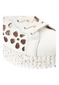 Sneakersy damskie Artiker, cholewka ze skóry naturalnej ażurowe wycięcia motyw kwiatowy wiązanie klasyczne, białe, 56C1167. Okazja: na co dzień. Zapięcie: sznurówki. Kolor: biały. Materiał: skóra. Szerokość cholewki: normalna. Wzór: ażurowy, kwiaty #6