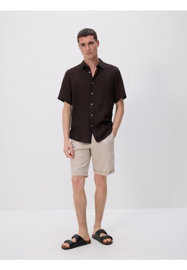 Reserved - Szorty chino slim - beżowy. Kolor: beżowy. Materiał: tkanina, bawełna