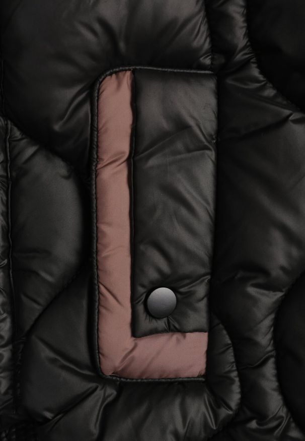 Born2be - Czarna Pikowana Kamizelka z Odpinanym Kapturem i Ściągaczami Liosta. Okazja: na spotkanie biznesowe, na co dzień. Kolor: czarny. Materiał: jeans. Styl: biznesowy, casual