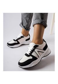 Inna Biało-czarne sportowe sneakersy Tornano białe. Nosek buta: okrągły. Kolor: biały. Materiał: guma #2