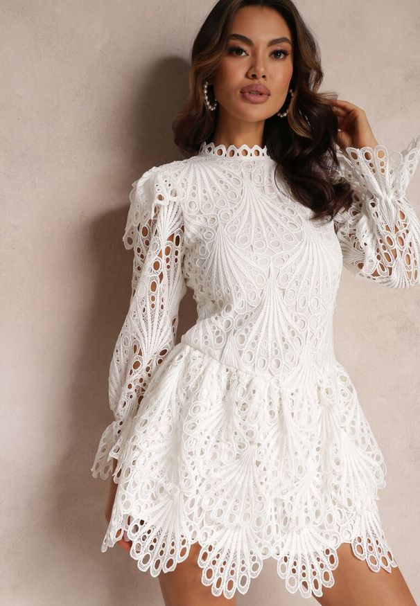 Renee - Biała Rozkloszowana Sukienka Mini z Koronki Delores. Kolor: biały. Materiał: koronka. Wzór: koronka. Długość: mini
