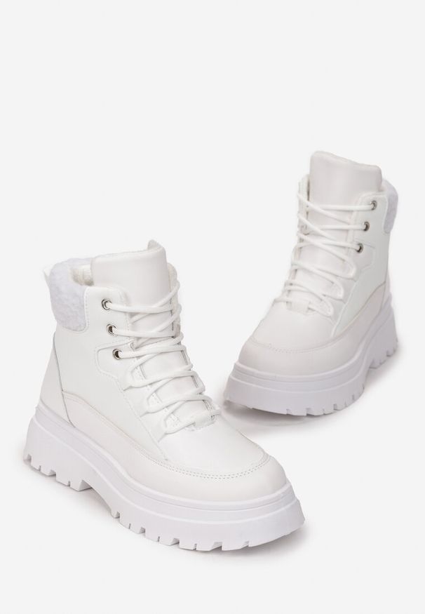 Renee - Białe Traperki Sznurowane Trapery Janne. Wysokość cholewki: za kostkę. Nosek buta: okrągły. Kolor: biały. Materiał: futro. Szerokość cholewki: normalna. Wzór: aplikacja, kolorowy