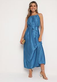 Born2be - Niebieska Plisowana Sukienka na Cienkich Ramiączkach Wiązana w Talii Virsea. Okazja: na co dzień. Kolor: niebieski. Materiał: jeans. Długość rękawa: na ramiączkach. Styl: casual #4