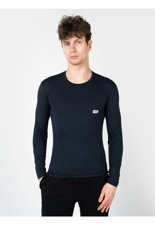 Emporio Armani Longsleeve | 1110233-F512 | Mężczyzna | Granatowy. Okazja: na co dzień. Kolor: niebieski. Materiał: bawełna, elastan. Długość rękawa: długi rękaw. Wzór: nadruk. Styl: elegancki, casual