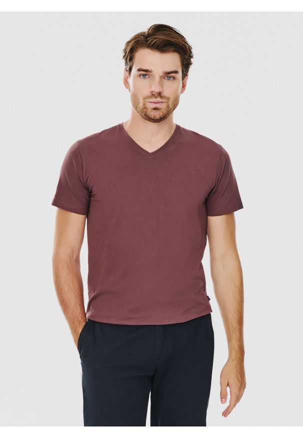 Pako Lorente - PAKO LORENTE – Bordowy gładki t-shirt v-neck. Kolor: czerwony, brązowy. Materiał: bawełna, elastan. Wzór: gładki