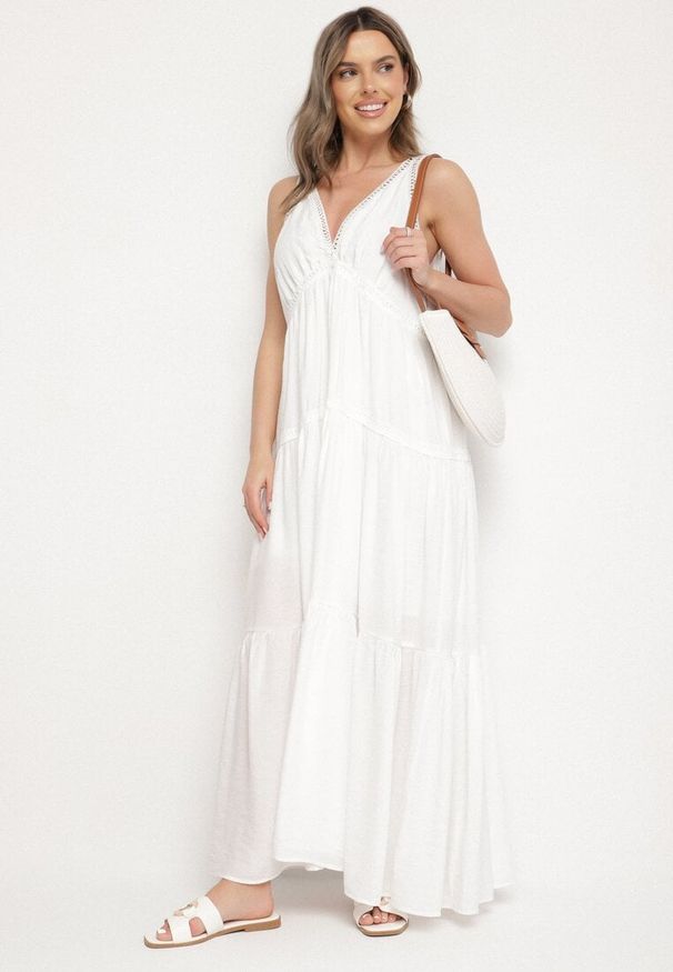 Born2be - Biała Sukienka z Wiskozą i Szydełkowym Wzorem Meviellea. Okazja: na co dzień. Typ kołnierza: dekolt w kształcie V. Kolor: biały. Materiał: wiskoza. Wzór: haft. Styl: casual, elegancki