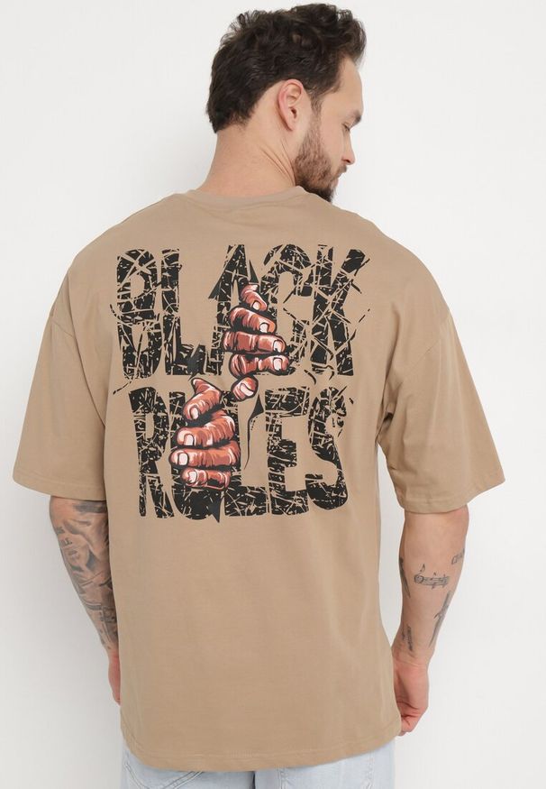 Born2be - Ciemnobeżowa Bawełniana Koszulka T-shirt z Nadrukiem po Obu Stronach Daven. Kolor: beżowy. Materiał: bawełna. Długość rękawa: krótki rękaw. Długość: krótkie. Wzór: nadruk