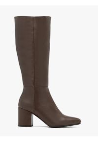 Ryłko - Brązowe kozaki z szeroką cholewką. Zapięcie: zamek. Kolor: brązowy. Materiał: skóra. Szerokość cholewki: szeroka. Obcas: na obcasie. Styl: elegancki, street. Wysokość obcasa: średni #1