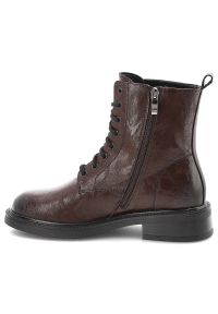 Brązowe Botki Maciejka Stylowe Skórzane Buty Damskie. Okazja: na co dzień. Kolor: brązowy. Materiał: skóra. Szerokość cholewki: normalna. Wzór: aplikacja, napisy. Styl: elegancki