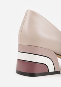 Born2be - Ciemnobeżowe Czółenka VICES na Niskim Słupku z Geometrycznym Zdobieniem Olivesa. Okazja: na co dzień, na ślub cywilny, na wesele, do pracy, na spotkanie biznesowe. Nosek buta: okrągły. Kolor: beżowy. Wzór: geometria, aplikacja. Obcas: na słupku. Styl: klasyczny, casual, biznesowy, elegancki. Wysokość obcasa: średni #5