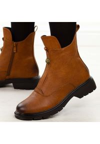 Camelowe botki damskie M.Daszyński 2501-6. Okazja: na co dzień, na spacer. Materiał: skóra. Sezon: zima, jesień. Styl: klasyczny, casual, elegancki
