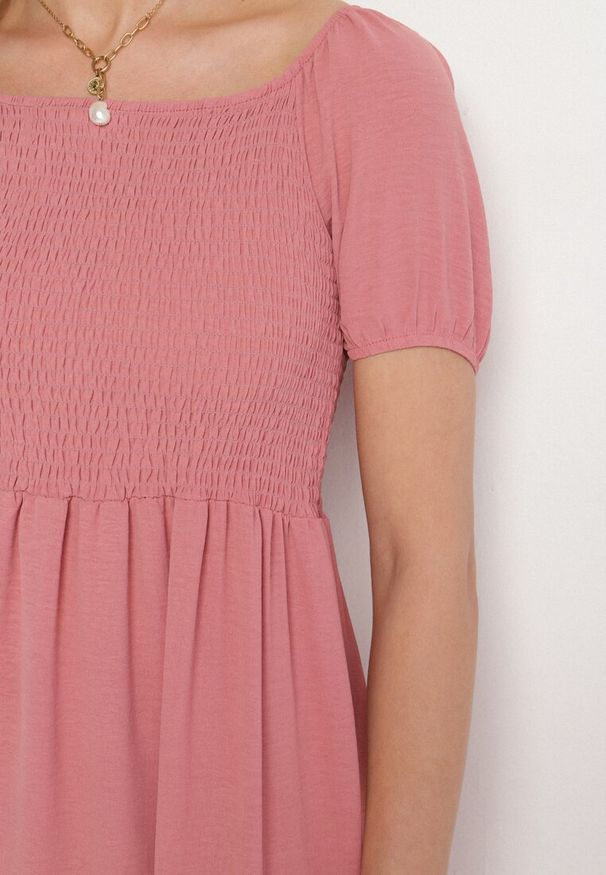 Born2be - Ciemnoróżowa Rozkloszowana Sukienka z Dekoltem Typu Hiszpanka z Marszczeniem Lumorice. Okazja: na co dzień. Typ kołnierza: dekolt hiszpanka. Kolor: różowy. Styl: casual, elegancki