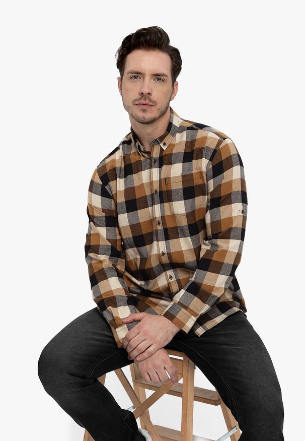 Volcano - Koszula z wzorem w kratę, Regular Fit, K-VOLANS. Okazja: na co dzień. Typ kołnierza: button down. Kolor: brązowy. Materiał: jeans, materiał, bawełna. Długość rękawa: długi rękaw. Długość: długie. Wzór: kratka. Styl: casual