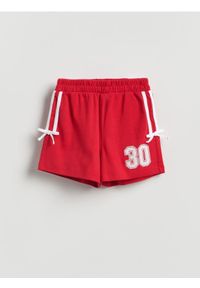 Reserved - Szorty z nadrukiem - czerwony. Kolor: czerwony. Materiał: bawełna. Wzór: nadruk #1