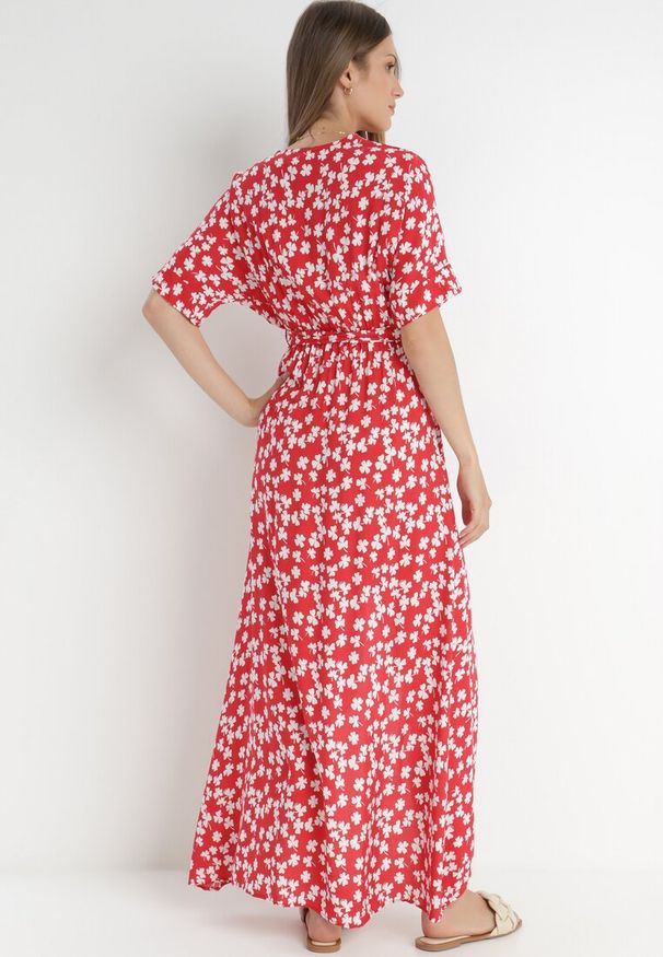 Born2be - Czerwona Sukienka Achanie. Typ kołnierza: dekolt w serek. Kolor: czerwony. Materiał: wiskoza, materiał. Długość rękawa: krótki rękaw. Typ sukienki: kopertowe, asymetryczne. Długość: maxi