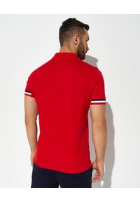 MONCLER - Czerwony t-shirt polo. Typ kołnierza: polo. Kolor: czerwony. Materiał: bawełna. Wzór: aplikacja. Styl: klasyczny #5