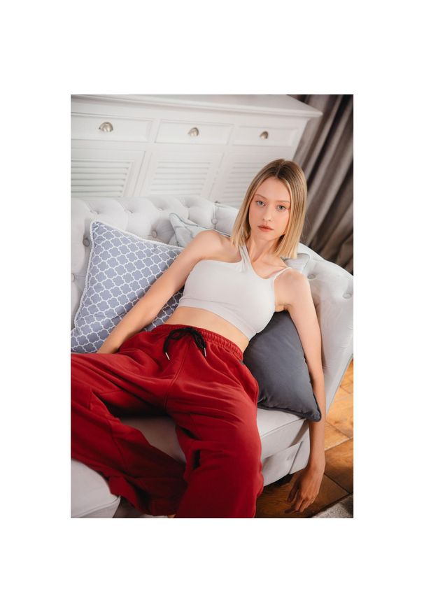 MOONHOLI - Spodnie do jogi Moonholi Ivy Sweatpants z szerokimi nogawkami. Kolor: czerwony. Sport: joga i pilates