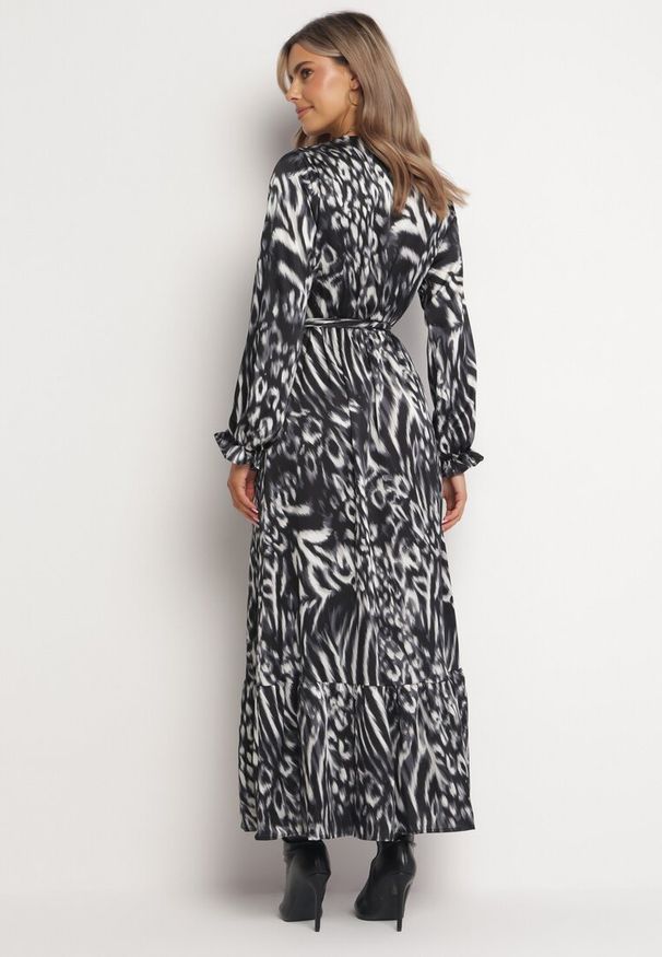 Born2be - Szara Rozkloszowana Sukienka Maxi z Wiązanym Paskiem Saben. Typ kołnierza: dekolt kopertowy. Kolor: szary. Materiał: materiał. Typ sukienki: kopertowe. Długość: maxi