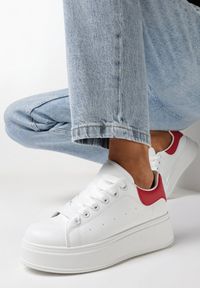 Born2be - Biało-Czerwone Sneakersy na Platformie Blari. Kolor: biały. Obcas: na platformie