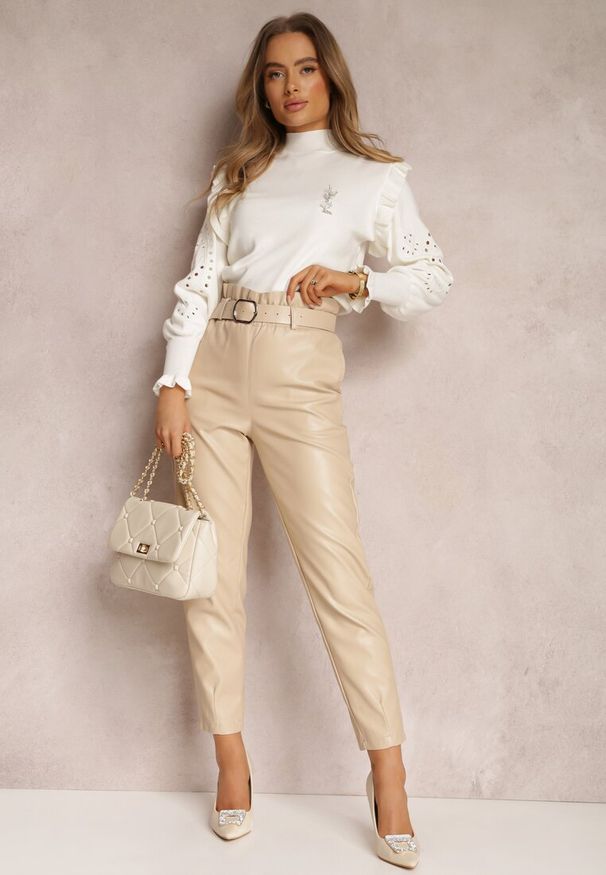 Renee - Biały Golf Ythenny. Typ kołnierza: golf. Kolor: biały. Materiał: dzianina, jeans. Długość rękawa: długi rękaw. Długość: długie. Wzór: aplikacja, gładki, haft. Styl: boho