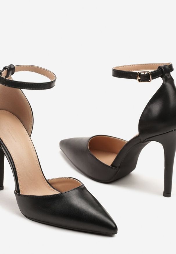 Renee - Czarne Szpilki z Noskiem w Szpic i Paskiem przy Kostce Elarimea. Okazja: na co dzień, na imprezę. Nosek buta: szpiczasty. Zapięcie: pasek. Kolor: czarny. Wzór: aplikacja. Materiał: jeans. Obcas: na szpilce. Styl: casual, elegancki. Wysokość obcasa: średni